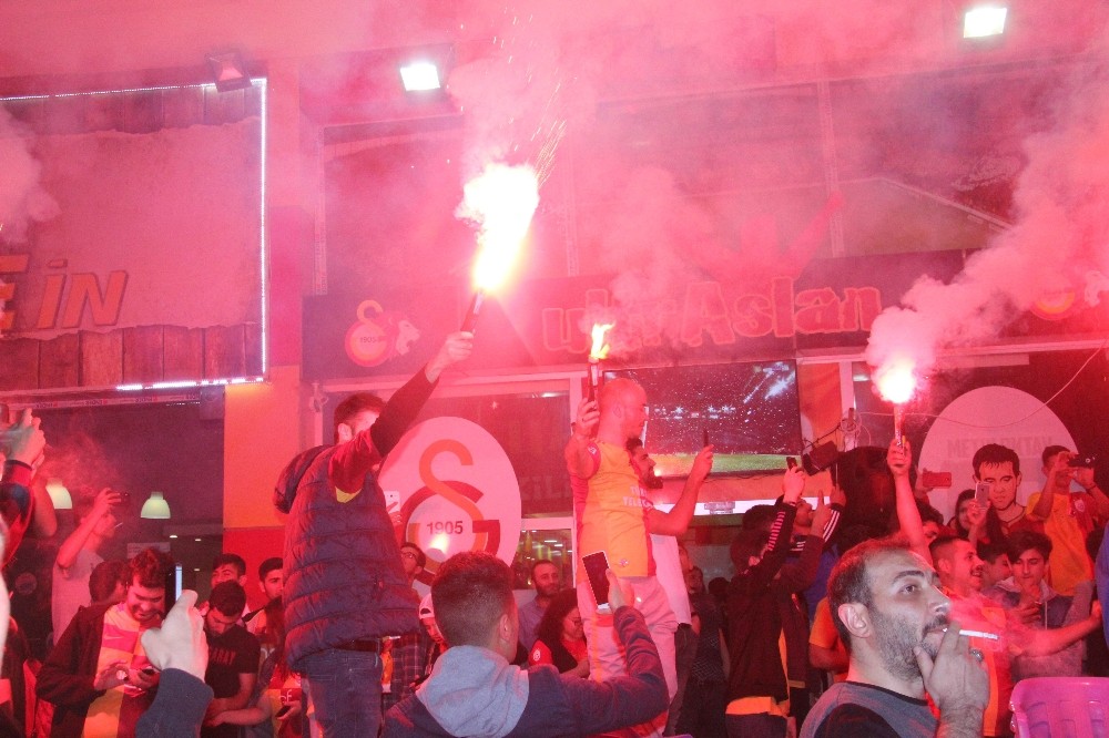 Galatasaraylı taraftarların liderlik sevinci 