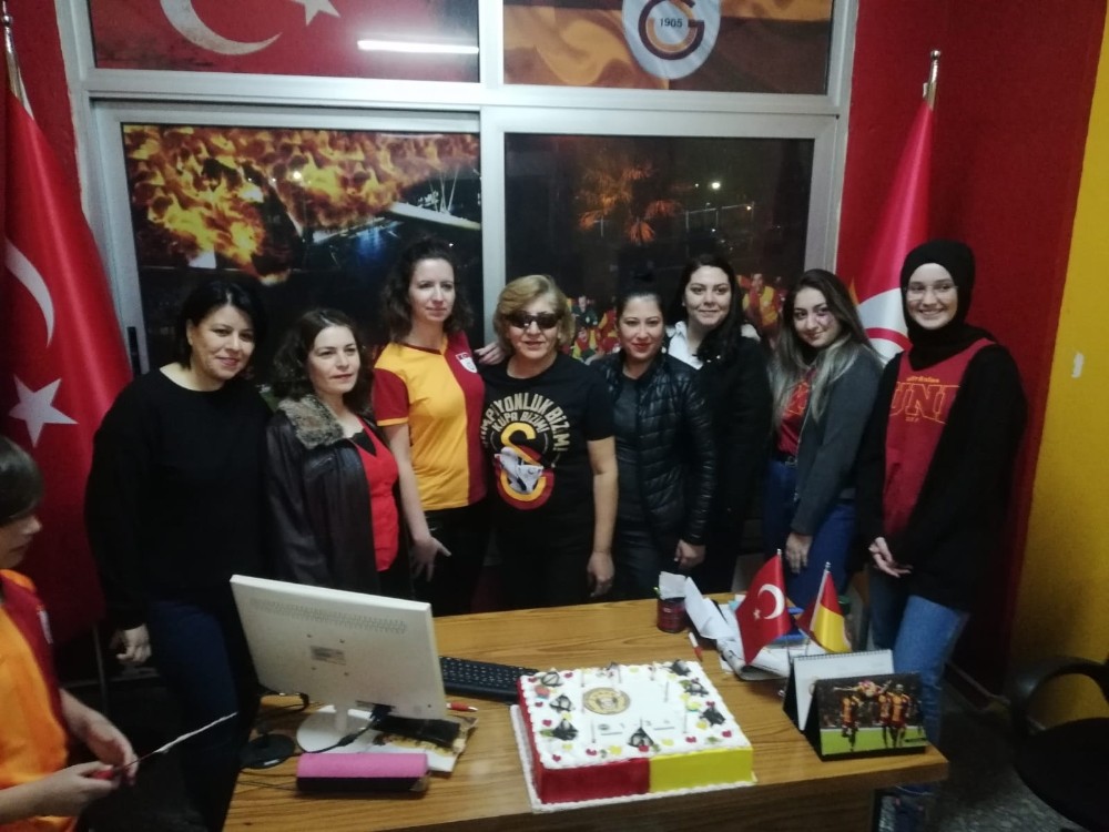 Galatasaraylıların galibiyet kutlamaları devam ediyor 