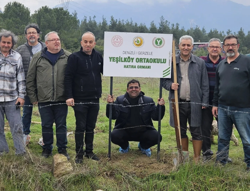 Galoşlu Fidan Dikimi Gündem Oldu: CHP'li Başkandan İlginç Manzara