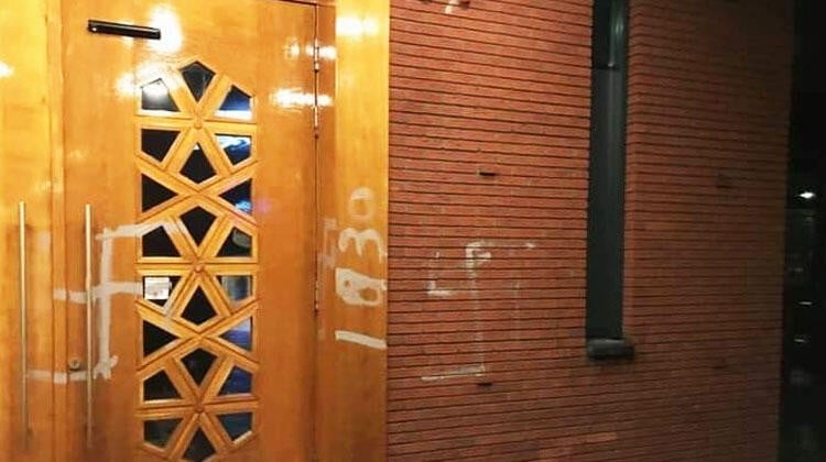 Gamalı haç çizdiler! Hollanda’da camiye İslamofobik saldırı