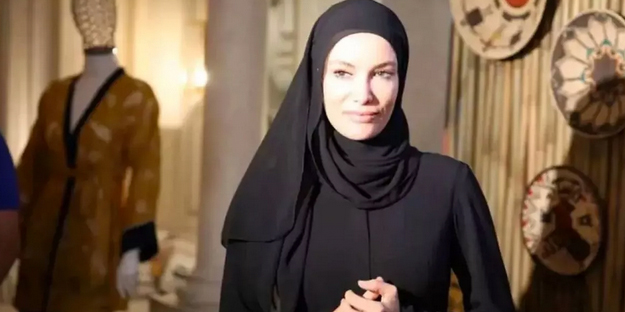 Gamze Özçelik ekibi ile birlikte deprem bölgesinde!