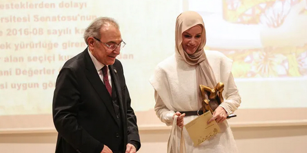 Gamze Özçelik'e anlamlı ödül! Müthiş adım...