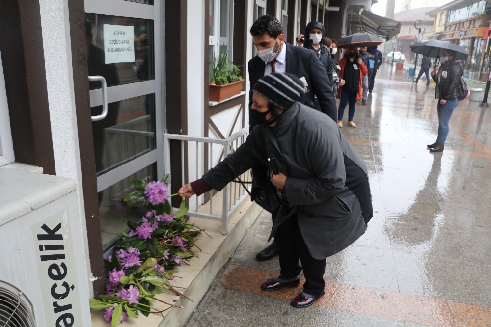 Gamze Pala’nın öldürüldüğü öğretmenevinin kapısına çiçek bırakıldı 