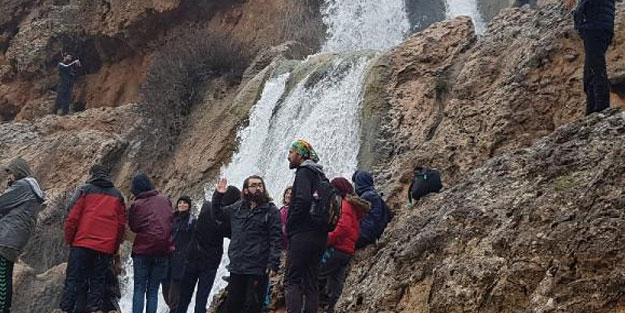 GAP Şelalesi'ne girip, çevredeki çöpleri topladılar