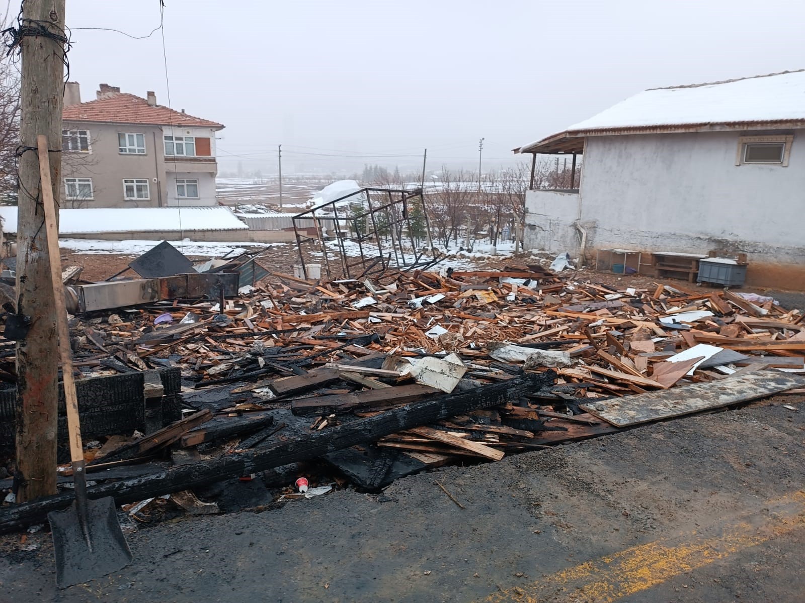 Garaja çektiği araç küle döndü