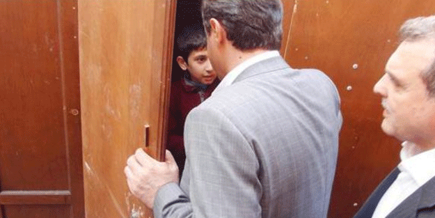 Gardıropta yaşayan aileye bakan elini uzattı!