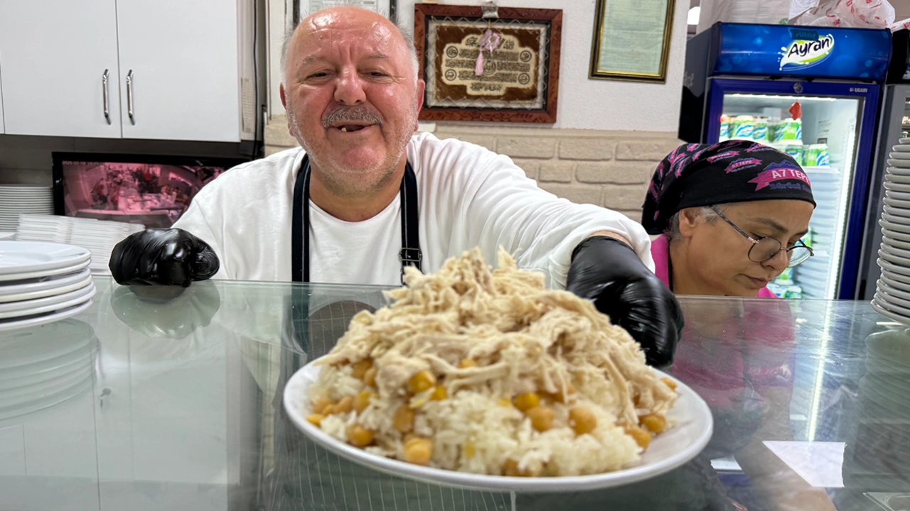 Gariban pilavcısı ‘Haluk Baba' her porsiyona bir kepçe de hayır için koyuyor
