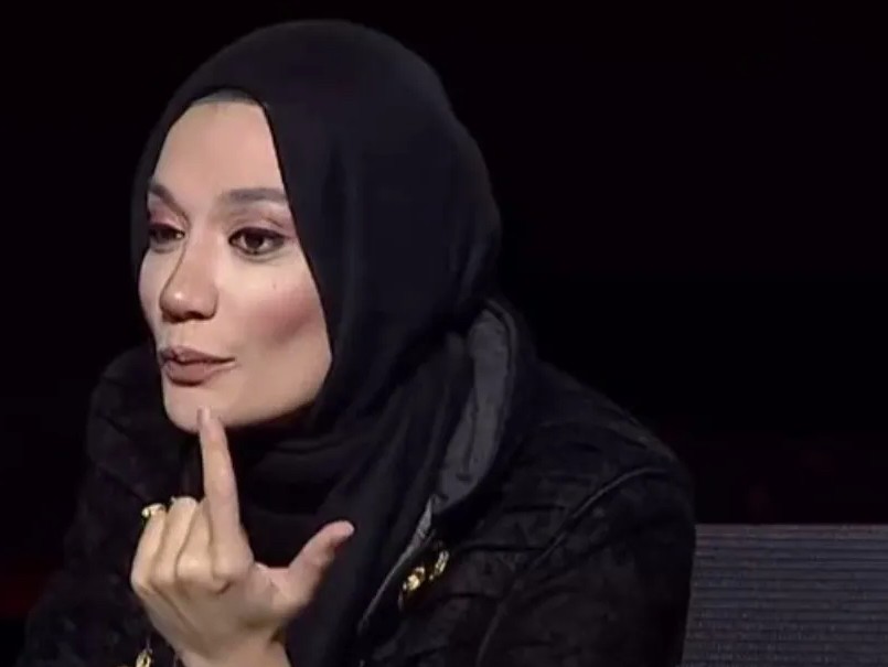 “Garip hareketli bu kesim, altın huni yarışmasında ‘en deli benim’ performanslarını zihnimizin giderine kusuyor! Bu tipler, alçak lisans tezeği olarak veterinerlik fakültelerinde okutulmalı”