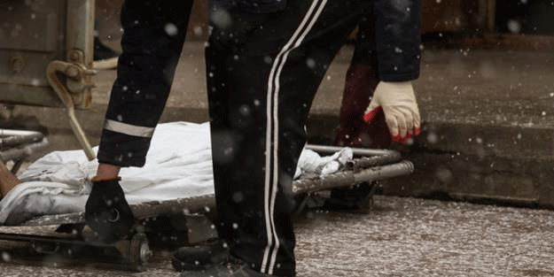 Cenaze masrafları için para çekemeyince cesedi bankaya taşıdılar