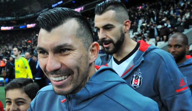 Gary Medel'den Negredo'ya esprili veda!