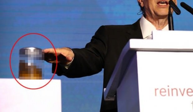 Gates konuşmasını insan dışkısıyla yaptı!