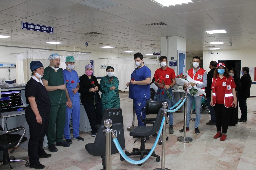 GAÜN Hastanesi’nde hemşirelere karanfil dağıtıldı 