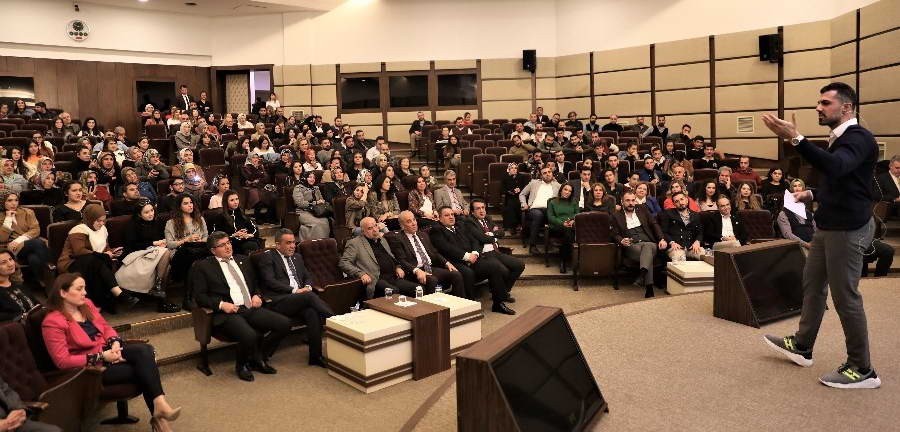GAÜN öğrencileri modacı Bağzıbağlı’yı dinledi 