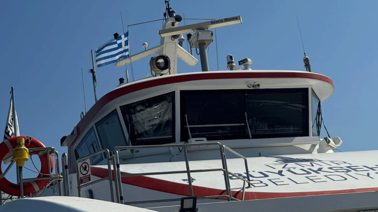 Gavur aşkıyla yanıp tutuşuyorlar.. Ne nane oldukları ortaya çıktı.. CHP'li Belediye, gemisine Yunan bayrağı çekti!