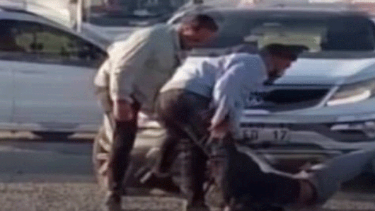 Gavura vurur gibi vurdular: Öldüresiye dayak kamerada!