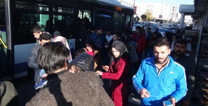Gaz pedalı takılan otobüs, 9 araca çarparak durdu