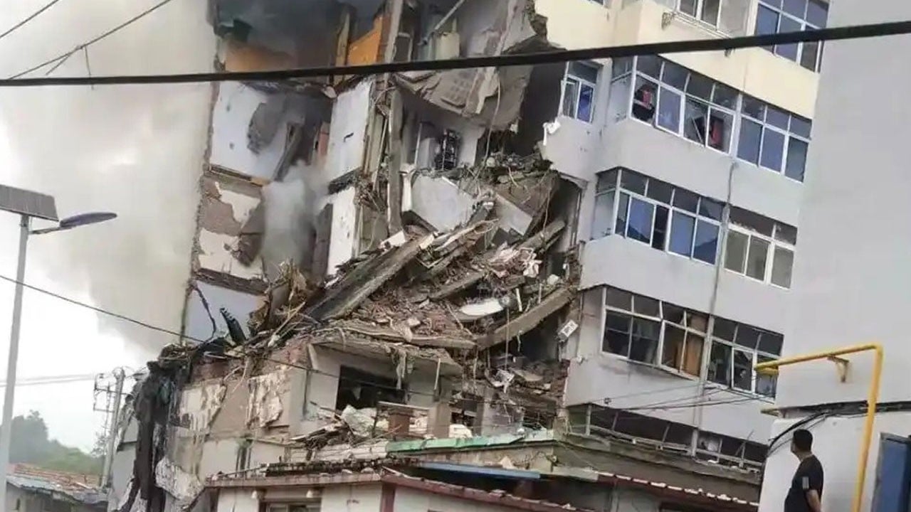 Gaz sızıntısı patlamaya yol açtı... 3 kişi öldü! Apartman savaş alanına döndü