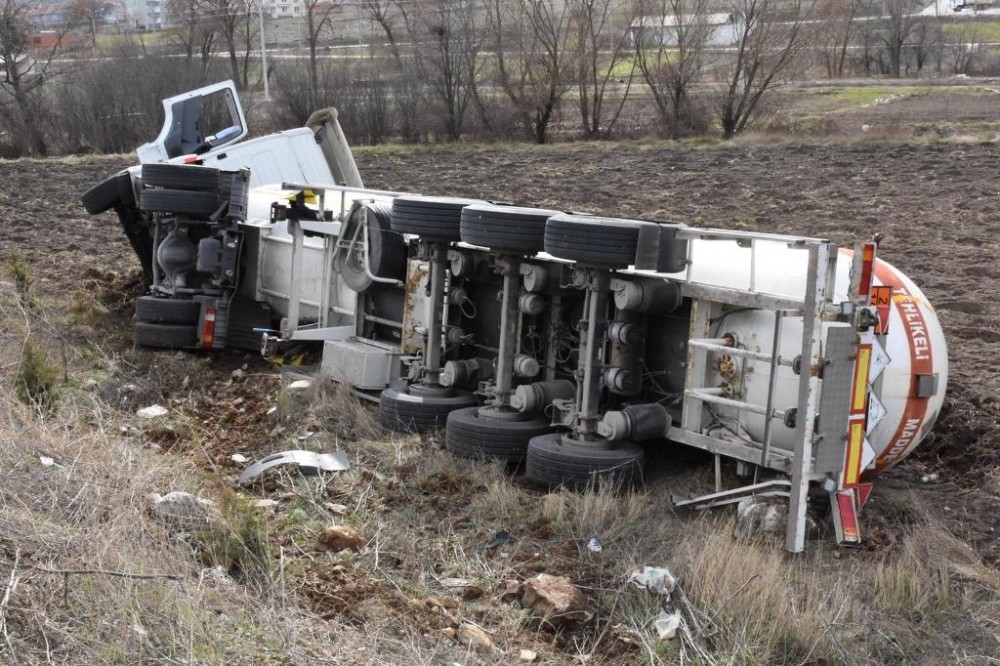 Gaz yüklü tanker kazası ucuz atlatıldı 