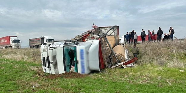 Gazete kağıdı taşıyan tır devrildi: 1 yaralı
