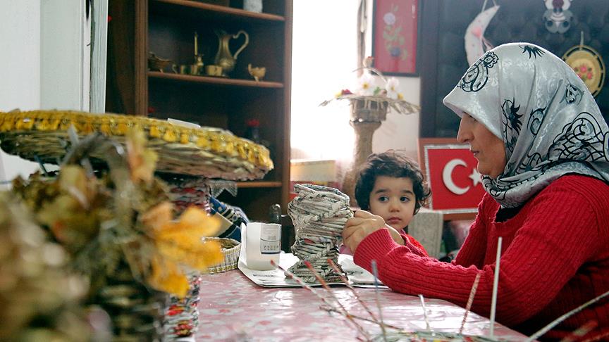 Gazete kağıdını sanata dönüştürüyorlar
