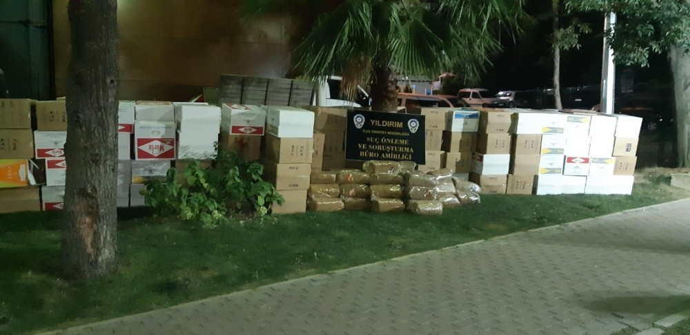 Gazete kaplı camdan şüphelenen polis 240 kilo kaçak tütün yakaladı 
