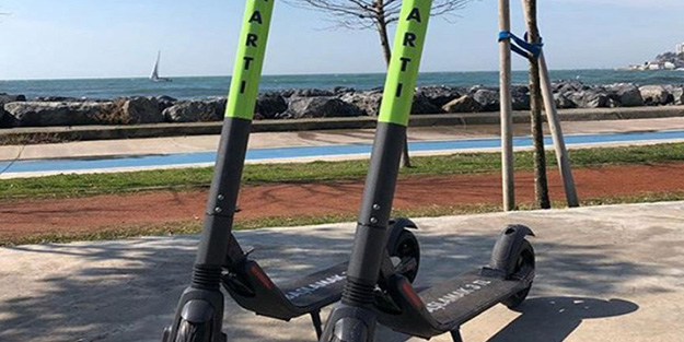 Gazeteci Alçayır sordu: Scooter araçları şarj noktasına neden İBB tarafından taşınıyor?