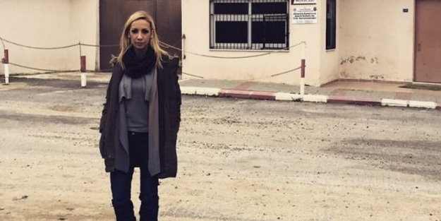 Ünlü spikerin üzerine ağaç düştü!