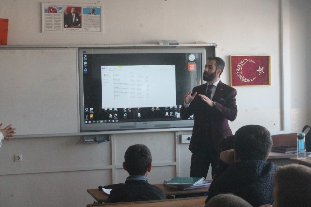 Gazeteci Çakır miniklerle buluştu 