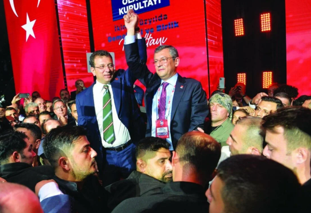 Gazeteci Erdem Atay: Özgür Özel İmamoğlu’nu sattı Siyasette 'Diploma' ve 'Rektör Ziyareti' tartışması