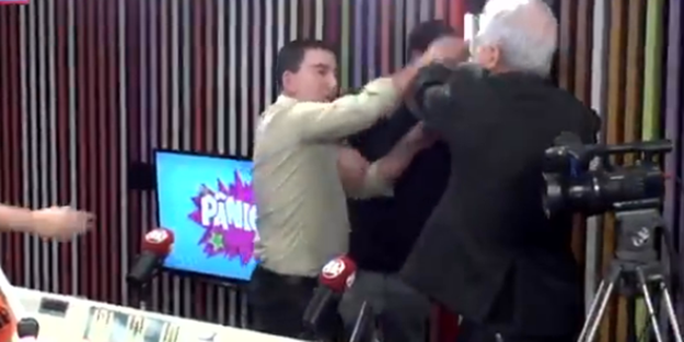 Gazeteciler canlı yayında birbirine girdi!