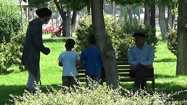 Gazeteciler dilenci kılığına girdi 2 saatte kazandıkları para dudak uçuklattı