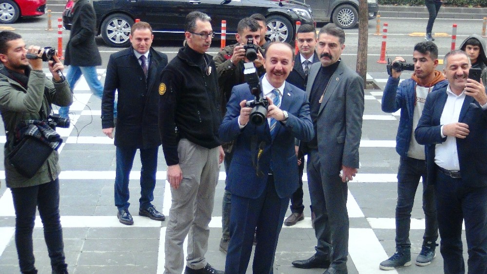 Gazeteciler fotoğraflarını sergiledi, Vali Erin de gazetecileri fotoğrafladı 