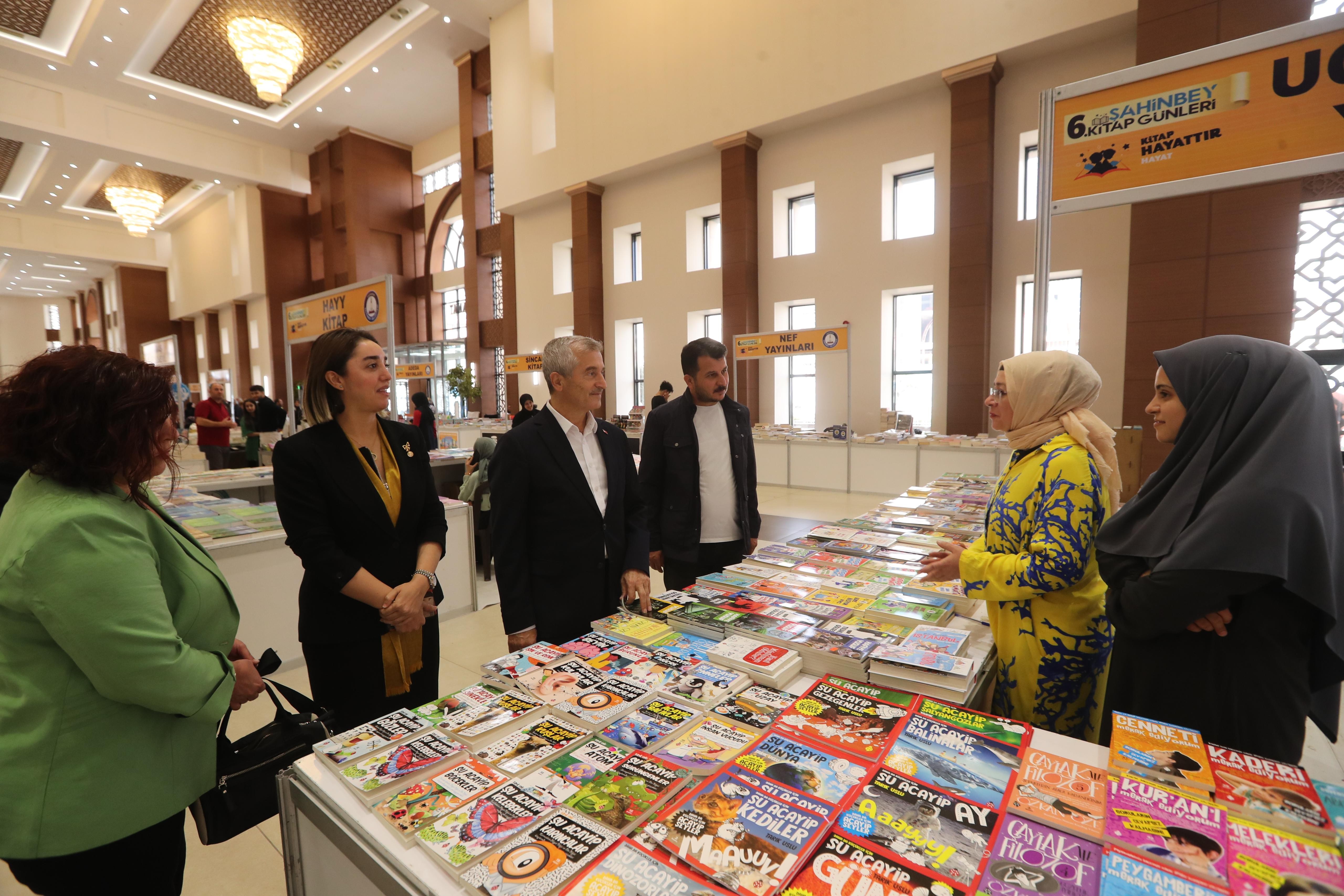 Gazeteciler Şahinbey Belediyesi'nin kitap fuarını ziyaret etti