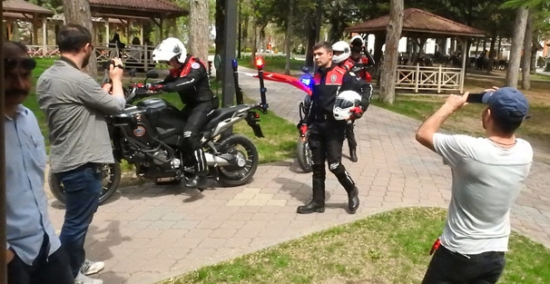 Gazeteciler 'saldırıya uğradık' ihbarı yaptı! Gelen polisler şoke oldu