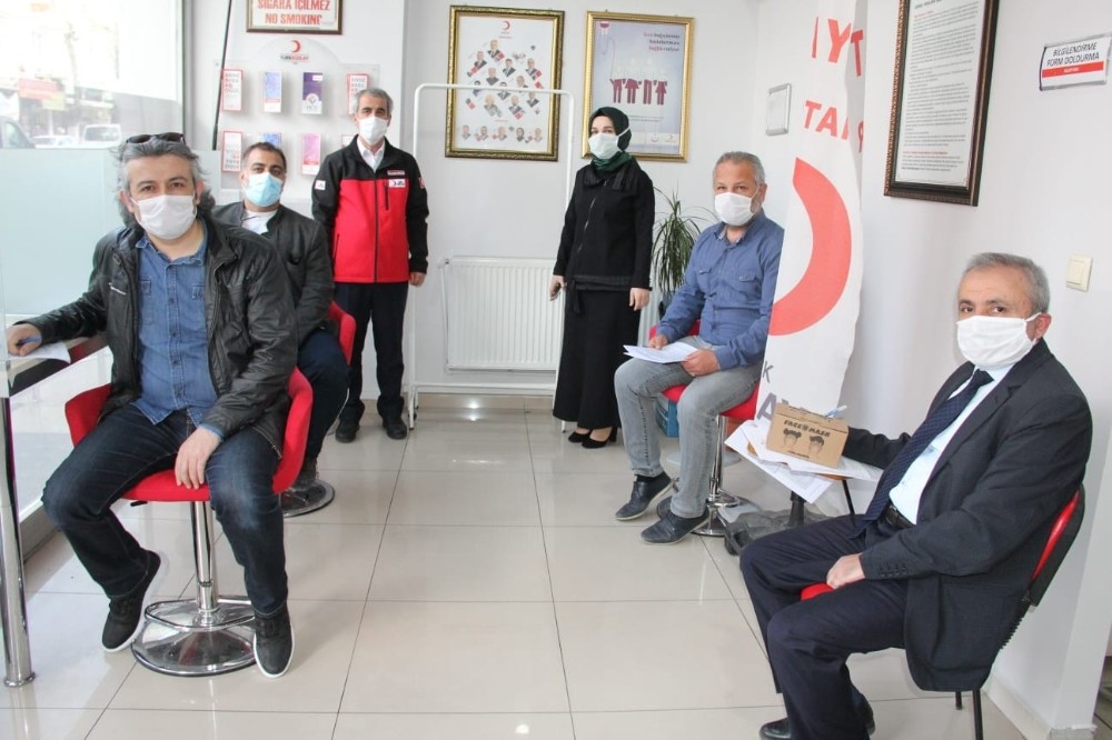 Gazetecilerden kan bağışına destek 