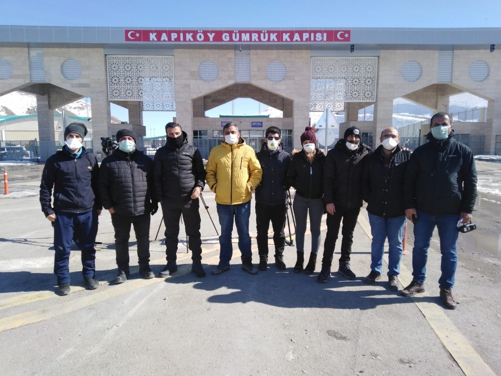 Gazetecilerden korona virüsüne karşı maskeli önlem 