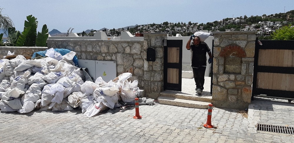 Gazetecilerin villalarının kaçak bölümlerinin yıkımı devam ediyor 