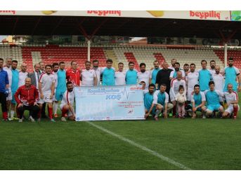 Gazetecilerle polisler dostluk maçında buluştu