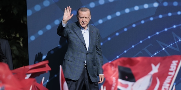 Gazi Başkomutan Erdoğan: Sinsi oyun milletimizin iman dolu göğsüne çarparak yerle yeksan oldu