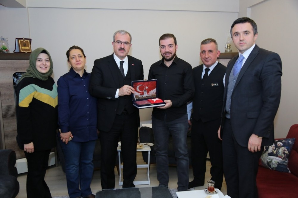 Gazi Bayram İşcan’ı evinde ziyaret etti 