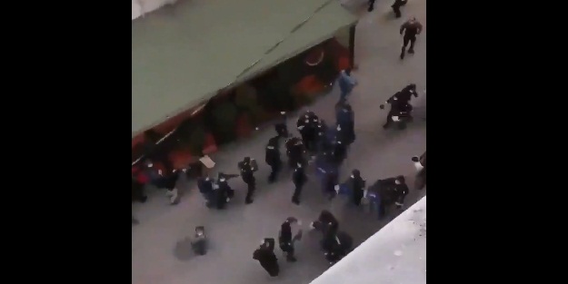 Gazi Mahallesi'nde skandal! Polislere pencereden...
