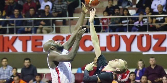 Gaziantep Basketbol'da James'le yollar ayrıldı
