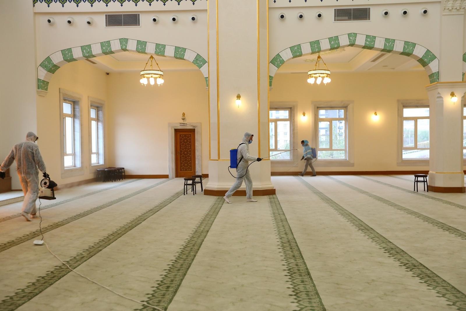 Gaziantep Büyükşehir ilk teravih öncesi camileri gül suyu ile yıkıyor