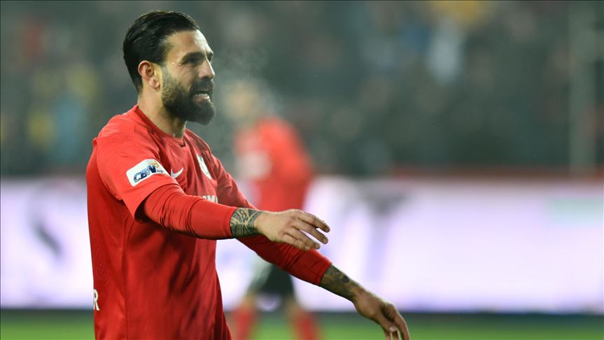 Gaziantep FK, haksız kararla cezalı olduğuna inandığı Kenan Özer'e hak edişlerini ödeyecek