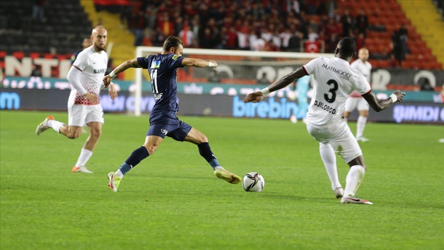 Gaziantep FK-Kasımpaşa karşılaşması son düdüğün ardından 4 dakika daha oynandı