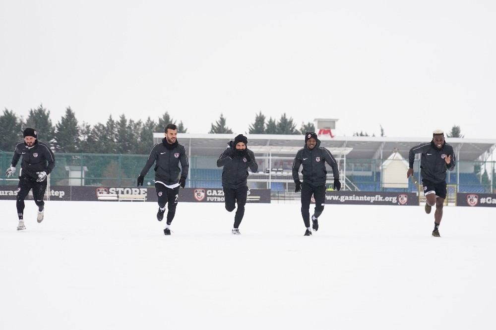 Gaziantep FK, Rize maçı hazırlıklarına karlı havada da devam etti 