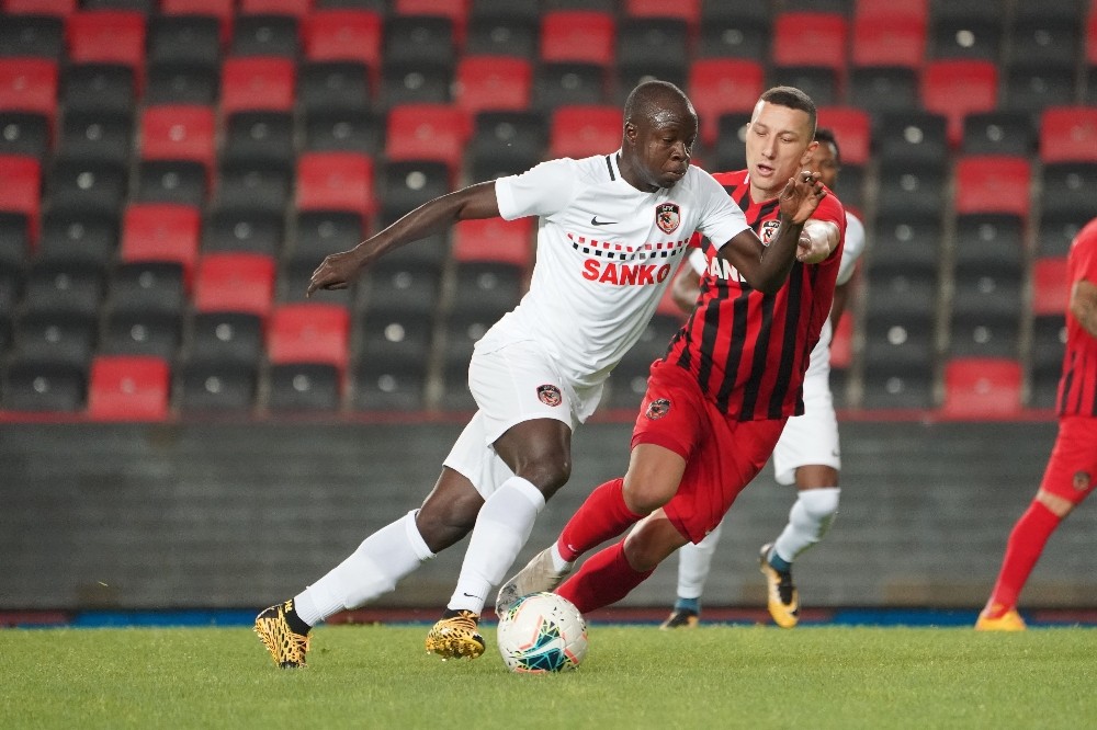 Gaziantep FK’dan stadyumda antrenman maçı 