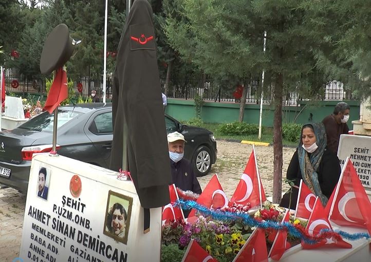 Gaziantep şehitliğinde hüzünlü bayram 
