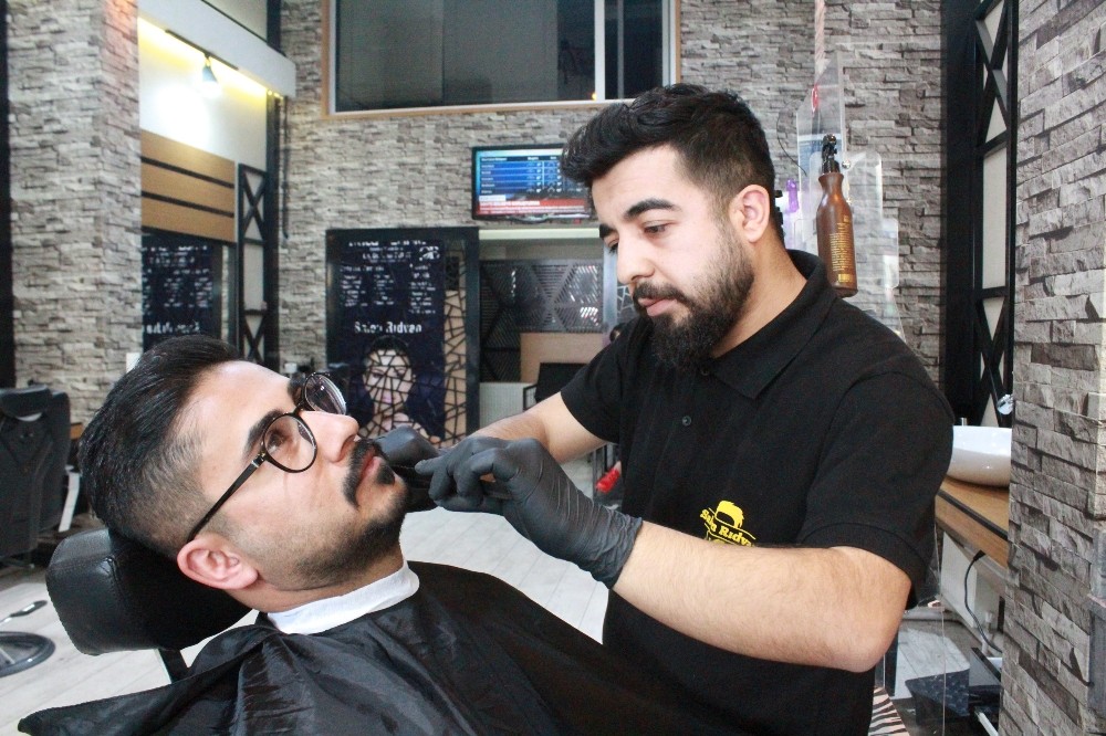 Gaziantepli berberden korona virüse steril önlem 
