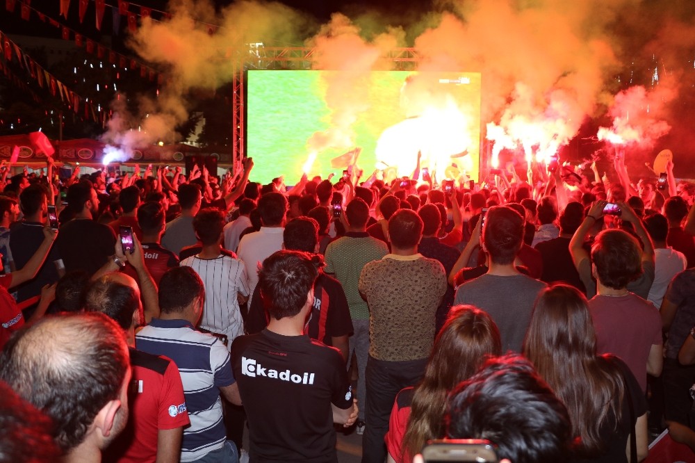 Gaziantepli taraftarların dev ekranda final heyecanı 